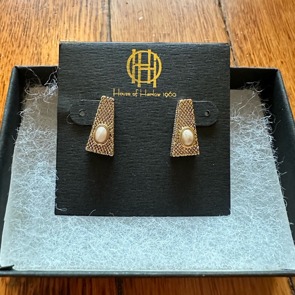 NWT House of Harlow stud earrings
